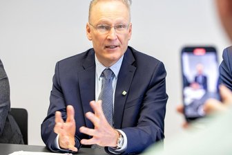 Schwierige Suche nach Corona-Auffrischungsimpfungen im Vogtland: So will der neue Vize-Landrat helfen - Axel Steinbach ist neuer Vize-Landrat des Vogtlandkreises.