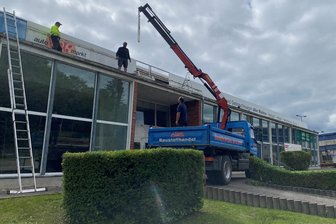 „Schwierige wirtschaftliche Lage“: Autohaus in Plauen gibt auf - Am Autohaus Autopartner Plauen an der Hammerstraße sind in den vergangenen Tagen die Firmenlogos entfernt worden. Für das Gebäude gibt es eine neue Nutzung.