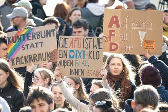 Schwieriger Umgang mit der AfD: Wie neutral Sachsens Lehrer im Unterricht sein müssen - Millionen sind bundesweit seit Anfang des Jahres auf die Straßen gegangen, um gegen Rechtsextremismus zu demonstrieren. Darunter auch viele junge Menschen. Aber was ist mit sächsischen Lehrern - dürfen sie an diesen Demonstrationen teilnehmen?