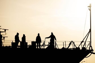 Schwieriges Jahr für Bundeswehr – und viele Fragezeichen für 2025 - Neben anderen Projekten hat die Bundeswehr neue Fregatten bestellt. Im Bild ist die Fregatte „Hamburg“ zu sehen, die kurz vor Weihnachten mit ihrer Besatzung von einem Einsatz im Mittelmeer am Pier des Marinestützpunktes in Wilhelmshaven zurückgekommen ist.