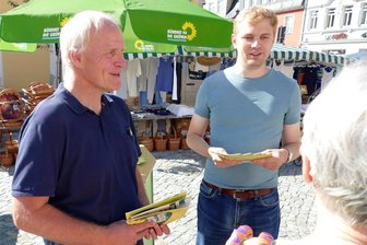 Schwieriges Pflaster: Grünen-Direktkandidat kämpft im Erzgebirge um jede Stimme - Sebastian Walter (r.), Direktkandidat der Grünen im Wahlkreis 16, sucht in Zschopau das Gespräch mit den Bürgern. Unterstützt wird er vom Bundestagsabgeordneten Bernhard Herrmann.
