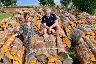 Schwimmbad in Sachsenburg in der Kostenfalle: Für Babykurse ist das Wasser zu kalt - Das ist der Holzvorrat, den Anja und Lutz Hoffmann für die Schwimmschule Hoffmann in Sachsenburg schon angelegt haben. Der Vertrag mit dem Gasanbieter ist gekündigt, geheizt wird nun wieder mit dem Holzvergaser.