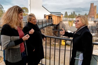 Schwimmbad oder Kalkwerk? Der Druck auf die Stadt Pockau-Lengefeld wächst - Ministerin Barbara Klepsch (r.) wird im Kalkwerk von Museumsleiterin Martina Reichel (l.) sowie Bürgermeisterin Elke Schmieder über die finanziellen Probleme unterrichtet, die die Stadt bei der Sanierung des Objektes umtreiben.