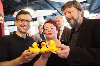 Schwimmen auf der Erfolgswelle - Der Rechtsanwalt Thomas Beneking managt die Chemnitzer Entenrennen. Mit Spendengeldern beglückte er daraufhin unter anderem die Macher der Chemnitzer Küchwaldbühne, Ramona Hübner und Rolf Esche (v. l.).