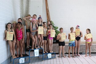Schwimmen: Drittklässler wetteifern um Edelmetall - Sie durften strahlen: Zum Ende versammelten sich noch einmal alle Sieger des Tages für ein Gruppenbild.