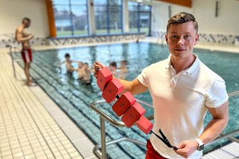 Schwimmen lernen in Mittelsachsen: Hier gibt es freie Kursplätze - Im Sportforum Hainichen leiten Ronny Müller (r.) und Rick Seifert derzeit dienstags einen Schwimmkurs.