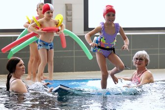 Schwimmen lernen mit der Olympiasiegerin: Ein Besuch am Beckenrand - Ulrike Schmidt (r.) und Aues Bäder-Chefin Jeannie Guhde sind Teil des Teams, das in der Schwimmhalle auf dem Zeller Berg Schwimmkurse für Kinder gibt.