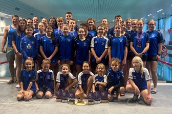 Schwimmer aus Schneeberg lassen sich ihr aktuell hartes Trainingspensum nicht anmerken - Die Schwimmriege des SV Schneeberg hat beim 20. Wismutpokal in Aue Mannschaftsbronze aus dem Wasser gezogen.
