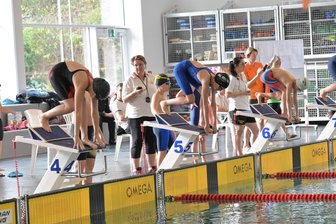 Schwimmer des SV Zwickau 04 überzeugen im Wasser und am Beckenrand - Laura Schneider vom SV Zwickau 04 (auf Startblock 5) hat in ihrer Altersklasse den Pokal für die punktbeste Leistung bekommen.