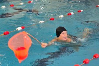 Schwimmer des VfA Rochlitzer Berg bei zwei Wettkämpfen erfolgreich - Emma Wnuck bewies bei der Spaßstaffel viel Geschicklichkeit.