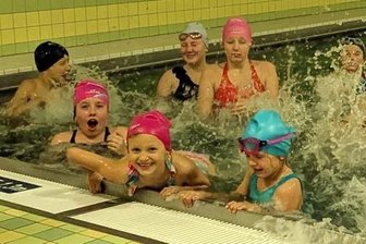 Schwimmer des VfA Rochlitzer Berg gehen mit Erfrischung in die Weihnachtspause - Noch einmal richtig motiviert sind die jungen Schwimmer des VfA Rochlitzer Berg gewesen. Nach dem Weihnachtsschwimmen bekam jeder ein Präsent.