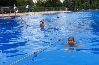 Schwimmer meistern fast 18 Kilometer - Bahnenziehen beim Stundenschwimmen in Penig.
