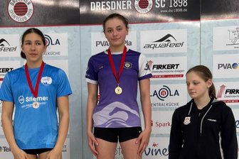 Schwimmerin aus dem Erzgebirge kommt ihrem Ziel näher - Lina Waldenburger (Mitte) vom FCE trainiert am Landesstützpunkt Chemnitz.