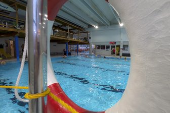 Schwimmhalle im Erzgebirge noch wochenlang geschlossen: „Das ist nicht der Anfang vom Ende“ - Aus einem Tag sind bislang zwei Wochen geworden. Weitere werden folgen, bevor die Schwimmhalle „Atlantis“ in Annaberg-Buchholz wieder genutzt werden kann.