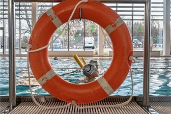 Schwimmhalle in Burgstädt verkürzt Öffnungszeiten - Aufgrund steigender Energiekosten haben sich die Öffnungszeiten im Schwimmbad des Sportzentrums am Taurastein in Burgstädt verkürzt.