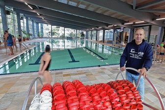 Schwimmhalle in Glauchau: Start für neue Badesaison - Eine frohe Kunde gibt es für Besucher, die an den Wochenenden das Hallenbad im Rudolf-Virchow-Klinikum in Glauchau nutzen: Die Eintrittspreise bleiben konstant - bei 3 Euro für anderthalb Stunden und 5 Euro für zweieinhalb Stunden. Die Entscheidung hat die Stadtverwaltung in Glauchau mitgeteilt, die an den Wochenenden mit ihrem Personal den Betrieb im Hallenbad absichert. Andreas Kahnt (Foto) und seine Kollegen aus dem Sommerbad übernehmen zwischen dem Herbst und dem Frühjahr an den Wochenenden die Aufsicht im Hallenbad. Die Zusammenarbeit zwischen Stadt und Klinikum hat sich schon seit etlichen Jahren bewährt. Die Saison im Hallenbad beginnt am Samstag. Für Besucher ist samstags von 13 bis 20 Uhr und sonntags von 10 bis 18 Uhr geöffnet. An Wochentagen wird das Hallenbad unter anderem für den Schwimmunterricht von Schulen und den Vereinssport genutzt.hof