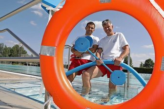Schwimmkurse im Landkreis Zwickau ausgebucht: Trotz langer Wartelisten gibt es einen Rettungsanker - Wasserwacht-Mitglied Jörg Mäder (links) und Schwimmmeister René Kazmierczak bieten Schwimmstunden im Freibad in Waldenburg an. 