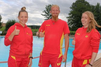 Schwimmkurse in und um Plauen in kurzer Zeit ausgebucht - Annika Jung, Sebastian Enke und Sina Adler (von links) vom Verein der Deutsche Lebensrettungsgesellschaft bringen den Kindern im Pausaer Freibad das Schwimmen bei.
