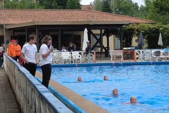 Schwimmlager in Geringswalde: „Es besteht dringender Handlungsbedarf“ - Die Hortkinder von DRK-geführten Einrichtungen beim Training im Freibad Geringswalde.
