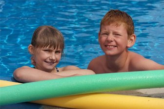 Schwimmlager in Geringswalde verbindet Spaß mit intensivem Training - Lotta und Charlie können ihre Schwimmhilfen ablegen. Inzwischen bewegen sich die beiden Neunjährigen sicher im Wasser.