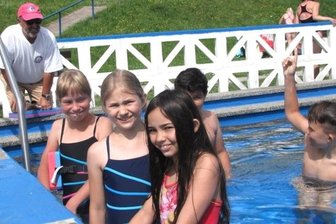 Schwimmmeister machen Kinder im Wasser sicher - Diese Drittklässler der Diesterweg-Grundschule haben längst ihre Angst vorm Wasser verloren. Schwimmmeister Günther Lottes (hinten) setzt auf intensiven Unterricht mit klaren Ansagen.