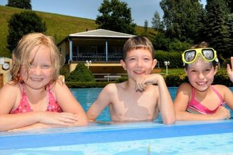 Schwimmmeister: Packt die Badehose ein und strömt ins Bad - Etwas kühl ist das Wasser schon noch, doch das stört Lena Roscher (li.) und ihre Freundin Anni Frank wenig. Aus Zschopau sind die neunjährigen Mädchen in das Krumhermersdorfer Bad gekommen und haben hier Philipp Müller kennengelernt.