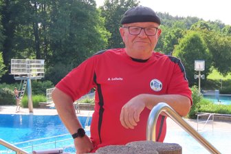 Schwimmmeister-Urgestein aus Westsachsen: „Ich habe hier mehr Zeit verbracht als bei meiner Familie“ - Seit mehr als 30 Jahren kümmert sich Andreas Lellwitz um die Sicherheit der Badegäste in Mannichswalde.