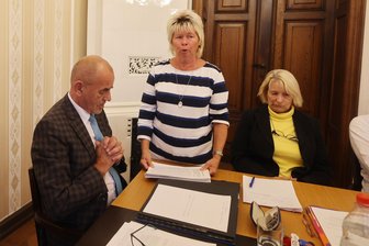 Schwimmmeister wechselt nach Reichenbach: Steht das Fraureuther Waldbad vor dem Aus? - Martina Recke (Mitte) überreichte Bürgermeister Matthias Topitsch am Dienstagabend Unterschriftenlisten mit mehr als 1200 Namen. Die Unterzeichner fordern, dass Schwimmmeister René Dietsch dem Fraureuther Bad erhalten bleibt.