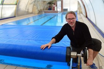 Schwimmschule Hoffmann hält sich über Wasser - Lutz Hoffmann in seiner Schwimmschule im Frankenberger Ortsteil Sachsenburg. 