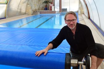 Schwimmschule Hoffmann taucht auf - Lutz Hoffmann in seiner Schwimmschule in Sachsenburg. Der Betrieb ist wieder losgegangen. Es gibt auch einige neue Angebote.