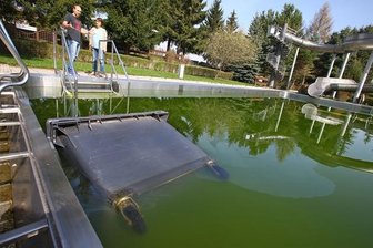 Schwimmt ein Container im Freibad - Das hat es noch nie gegeben: Vermutlich schon seit einigen Tagen schwimmt der volle Müllcontainer im Schwimmbecken des Glauchauer Sommerbades.