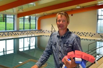 Schwimmunterricht mit Hindernissen - Sven Sobotka, der mit seinem Hausmeisterservice für das Sportforum in Hainichen zuständig ist, freut sich schon auf den Neustart am Montag im sanierten Lehrschwimmbecken. 
