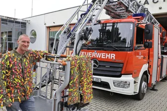 Schwindelfrei, leicht und kinderfreundlich: Das ist der Bonbonmann von Meerane - Sebastian Braun schlüpft bei Veranstaltungen der Freiwilligen Feuerwehr in die Rolle des Bonbonmannes.