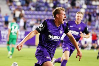 Schwirten schießt den FCE ins Glück - Der lila-weiße Held des Abends: Joshua Schwirten verwandelt das Erzgebirgsstadion mit seinem Treffer zum 2:1 in ein Tollhaus.