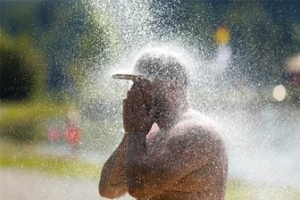 Schwitzen bei 30 Grad und mehr in Sachsen: Kommt diese Woche das Hitze-Ende? - Abkühlung tut bei der Hitze gut.