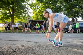 Schwitzen für den Firmenlauf in Plauen: Training mit Profi-Marathonläuferin Kristina Hendel - Trainerin Kristina Hendel zeigt, wie sich die Läufer am besten aufwärmen.