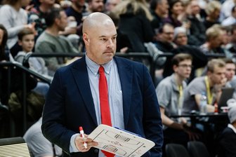 Science City Jena verliert letztes Saisonspiel bei Alba - Jena-Trainer Mike Taylor durfte schon zuvor den Klassenerhalt feiern (Archivbild)