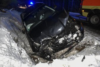 Seat kommt auf winterglatter Straße von Fahrbahn ab -