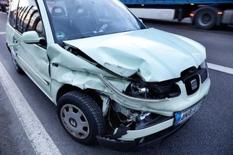 Seat prallt auf Gefahrgutlaster - 