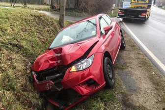 Seat prallt gegen Laterne -