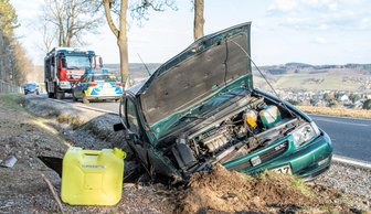 Seat stößt gegen Grundstückseinfahrt bei Thalheim -