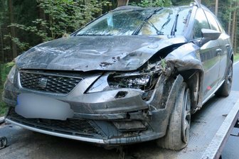 Seat überschlägt sich an S 260 - Der Seat wurde abgeschleppt.