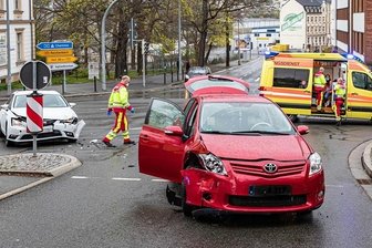 Seat und Toyota kollidieren an Ampelkreuzung in Plauen - 