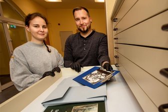 Sebastian Dressel wird neuer Chef des Plauener Vogtlandmuseums - Der bisherige Depotleiter des Vogtlandmuseums Sebastian Dressel - hier mit Theresa Lange - wird Fachdirektor.