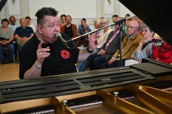Sebastian Krumbiegel in Geringswalde: Prinzen-Sänger hautnah - Sebastian Krumbiegel am Flügel: „Ich fürchte, dass ich heute mehr rede als spiele.“ Der Prinzen-Sänger fesselte das Publikum in Geringswalde mit „einem Haufen Lieder“, alte wie neue, dazu Songs von Udo Lindenberg und Rio Reiser. Der Leipziger versprach nicht zu viel, er wollte sein Ding machen, Unterhaltung gepaart mit Haltung.