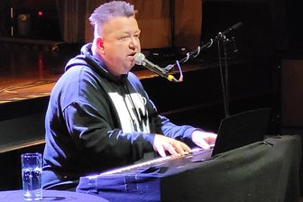 Sebastian Krumbiegel in Zwickau: „Ich finde es gut, wenn mich Arschlöcher scheiße finden“ - Im Kapuzenpulli am Klavier: Sebastian Krumbiegel präsentierte im Gasometer sein aktuelles Album.