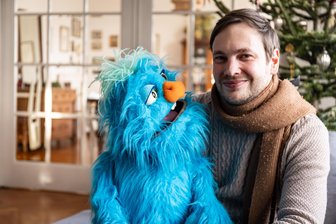 Sebastian Rochlitzer und Ulfie: Wie Bauchreden, Glaube und Musik zusammenpassen - Sebastian Rochlitzer mit seiner Figur „Ulfie“. Der 34-Jährige verleiht der Puppe als Bauchredner seine Stimme.