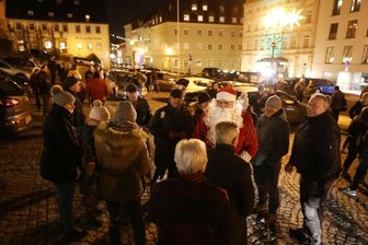 Sechs Anzeigen nach illegaler Kundgebung - Eine Gruppe von Personen hatte sich am Montagabend in Hohenstein-Ernstthal um einen als Weihnachtsmann verkleideten Mann auf dem Altmarkt versammelt. Die Polizei griff ein. 