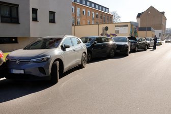 Sechs Autos bei Auffahrunfall in Chemnitz beschädigt - Drei der beschädigten Pkws sind nicht mehr fahrtüchtig.