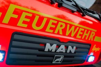Sechs Autos in Flammen -